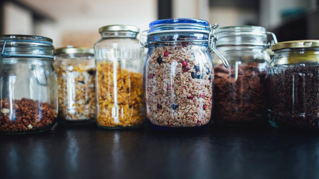 Foto von mehreren gefüllten Vorratsgläsern